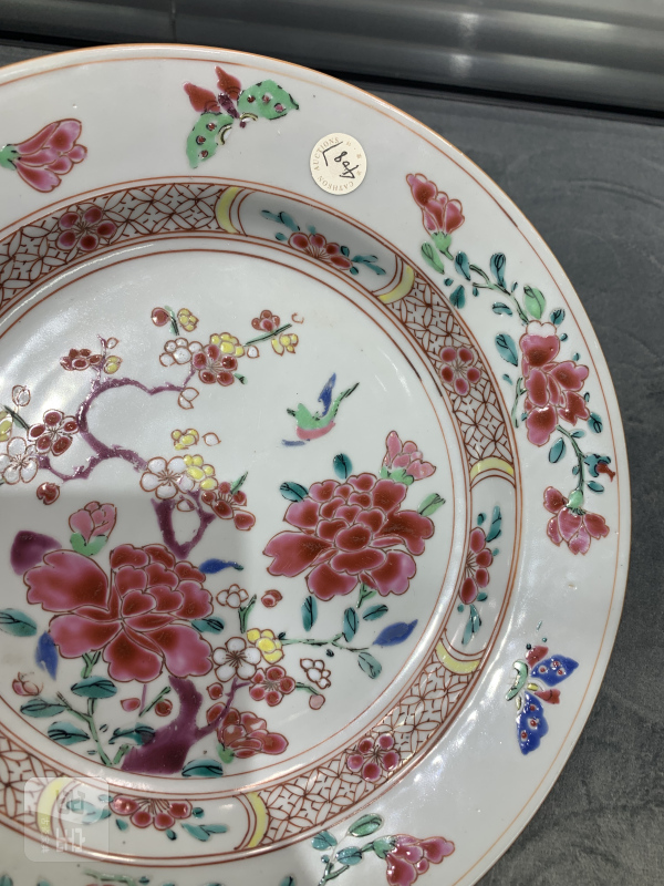 清雍正粉彩蝶恋花折沿盘 - 图4